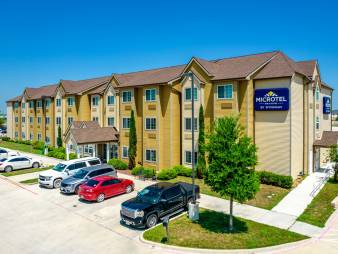 Microtel Inn & Suites by Wyndham Kenedy
