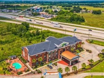 Holiday Inn Express & Suites Winnie Holiday Inn Express & Suites Winnie