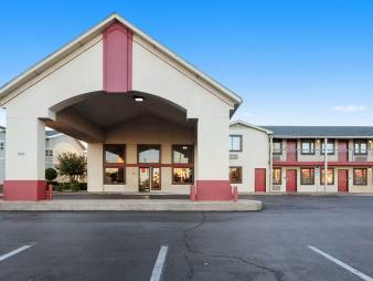 Red Roof Inn Oklahoma Airport - I-40 W/Fairgrounds & Super 8 by Wyndham Oklahoma Airport Fairgrounds West
