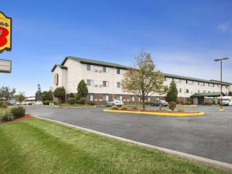 Super 8 by Wyndham Milwaukee Airport Super 8 by Wyndham Milwaukee Airport