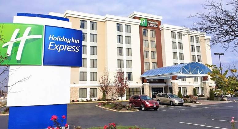Marcus & Millichap Brokers Sale Holiday Inn Express Near O’Hare International Airport