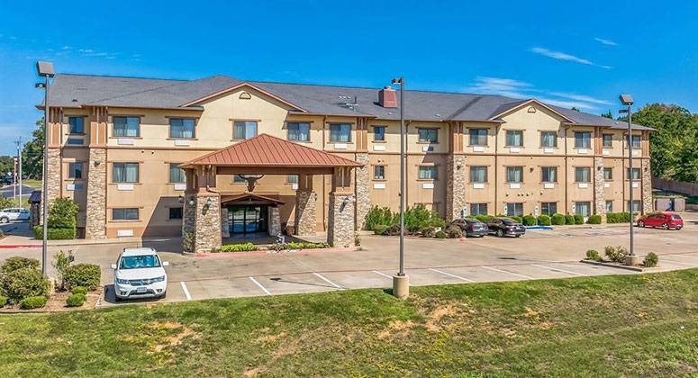 Marcus & Millichap Brokers Sale of 61-Room Best Western Plus Royal Mountain Inn & Suites in Athens, Texas