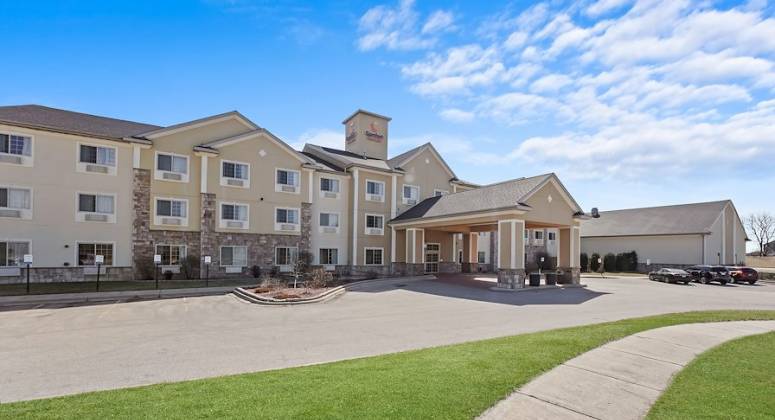 Marcus & Millichap Brokers Sale of 100-Room Comfort Suites in Johnson Creek, Wis.