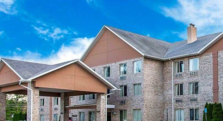 Marcus & Millichap Brokers Sale of 74-Room Comfort Inn Property in Whitehall, Michigan